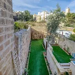 Beautifully Renovated 3br Townhouse