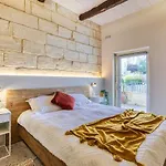 Beautifully Renovated 3br Townhouse Holiday home