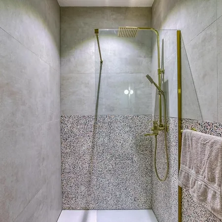 Beautifully Renovated 3br Townhouse بيت للعطل سليمة