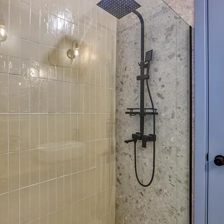 Beautifully Renovated 3br Townhouse 度假居 斯利马