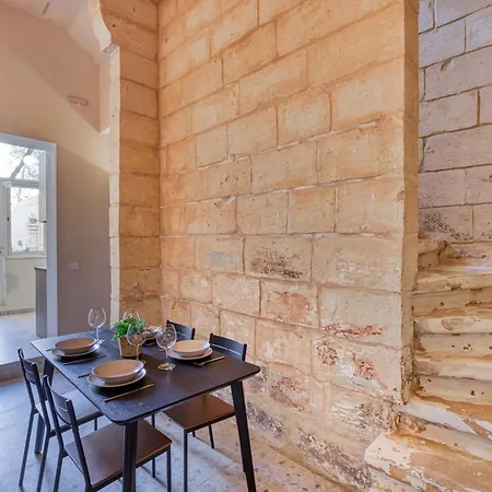 Beautifully Renovated 3br Townhouse *