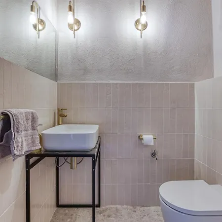 Beautifully Renovated 3br Townhouse Ferienhaus